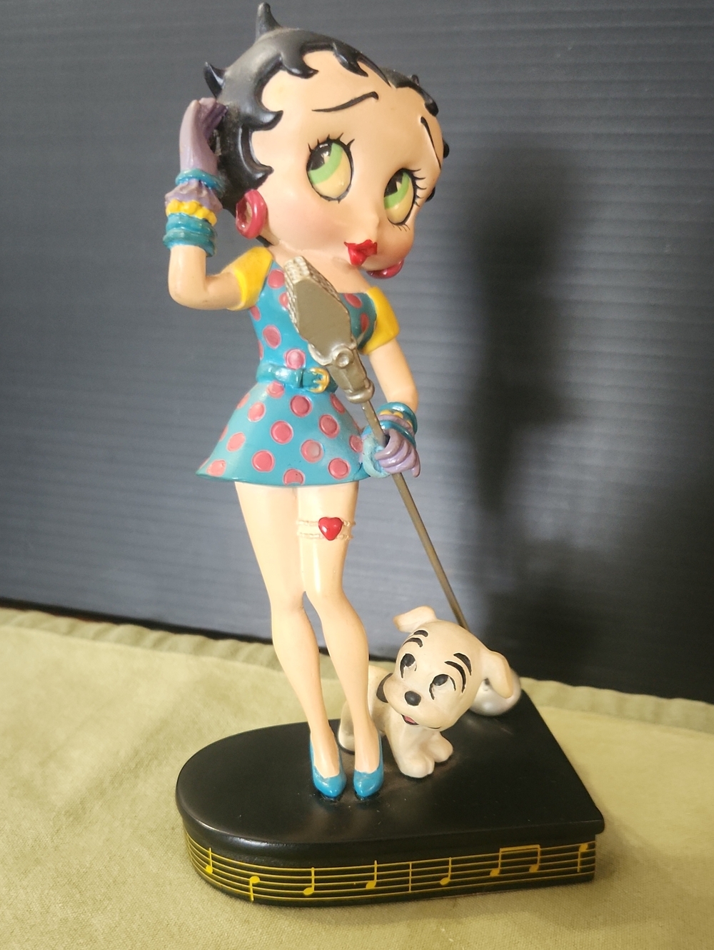 Vtg '95 Betty Sings